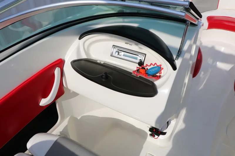 Slide: The Image of Sea Ray 185 Sport 2011 - 28