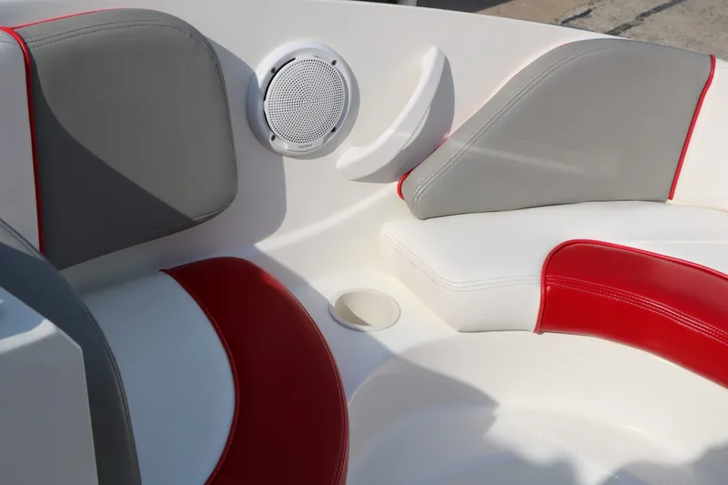 Slide: The Image of Sea Ray 185 Sport 2011 - 30