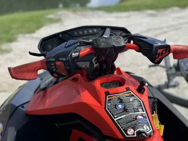 Slide: The Image of Sea-Doo Spark Trixx 2up 2022 - 14