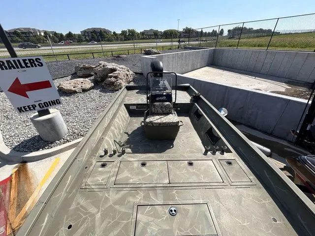 Slide: The Image of Tracker GRIZZLY® 2072 MVX Sportsman 2016 - 13