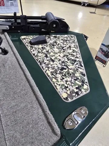 Slide: The Image of Tracker Bass Tracker Classic Limited 2026 - 13