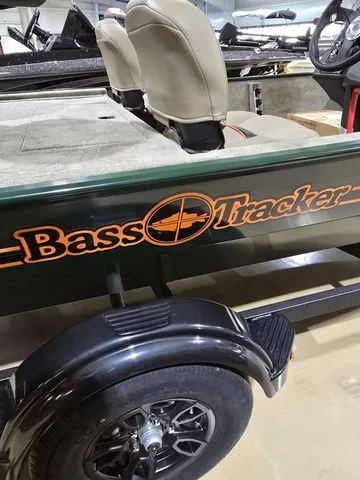 Slide: The Image of Tracker Bass Tracker Classic Limited 2026 - 14