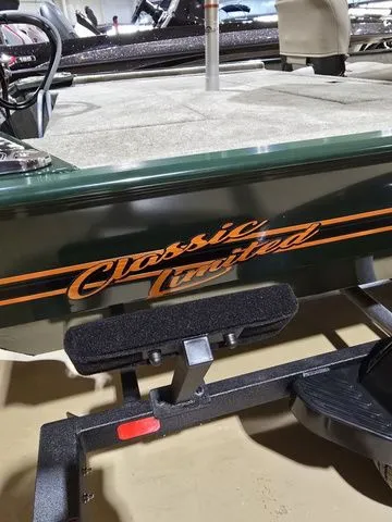 Slide: The Image of Tracker Bass Tracker Classic Limited 2026 - 15