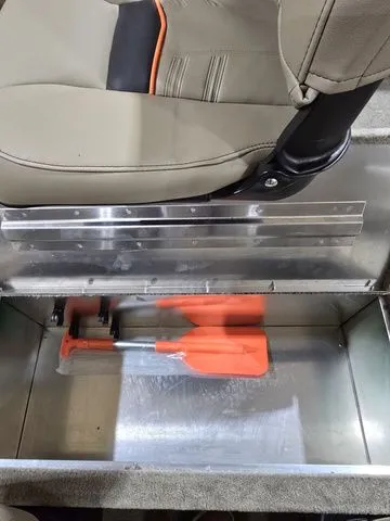 Slide: The Image of Tracker Bass Tracker Classic Limited 2026 - 16