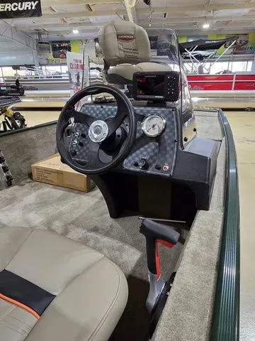 Slide: The Image of Tracker Bass Tracker Classic Limited 2026 - 21