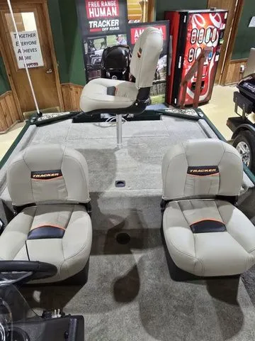 Slide: The Image of Tracker Bass Tracker Classic Limited 2026 - 5