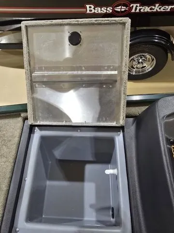 Slide: The Image of Tracker Bass Tracker Classic Limited 2026 - 6