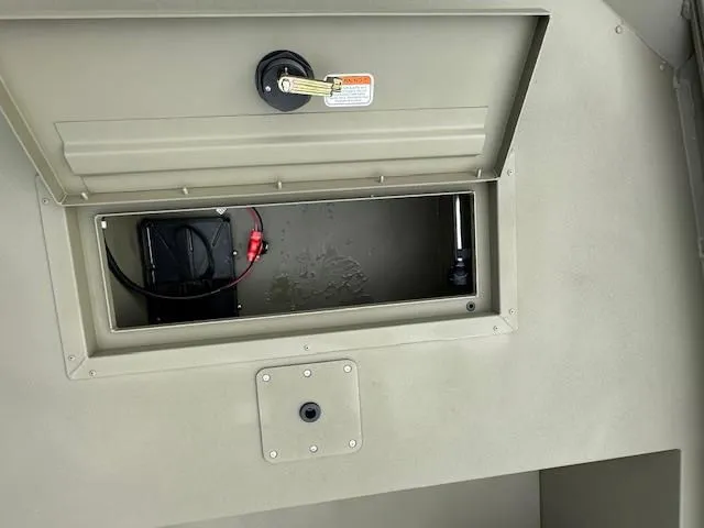 Slide: The Image of Tracker Grizzly 1648 SC 2026 - 9