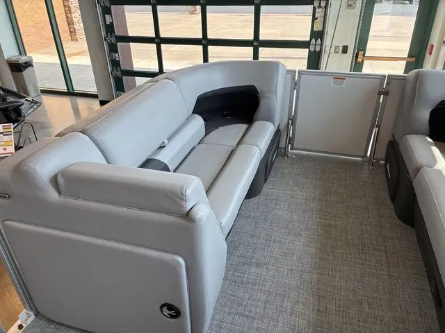 Slide: The Image of Sun Tracker Party Barge 20 DLX 2026 - 8