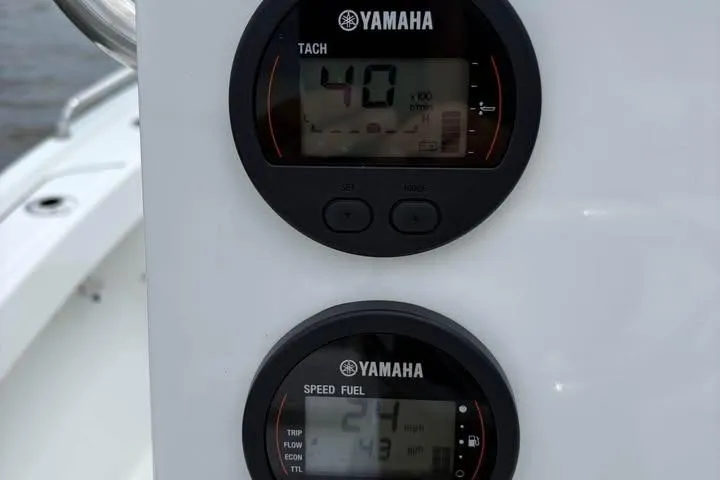 Slide: The Image of Yamaha tachometer and speed fuel gauges on Parker 18SE Center Console, 2026 model. - 4