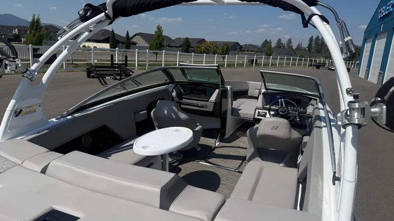 Slide: The Image of Four Winns H4 2023 - 10