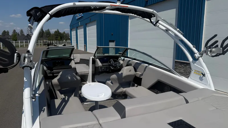 Slide: The Image of Four Winns H4 2023 - 11