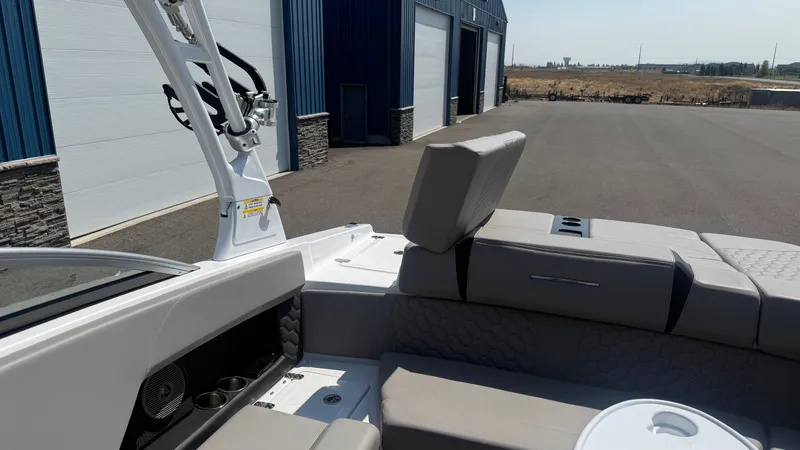 Slide: The Image of Four Winns H4 2023 - 12