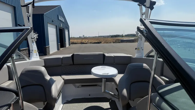 Slide: The Image of Four Winns H4 2023 - 13