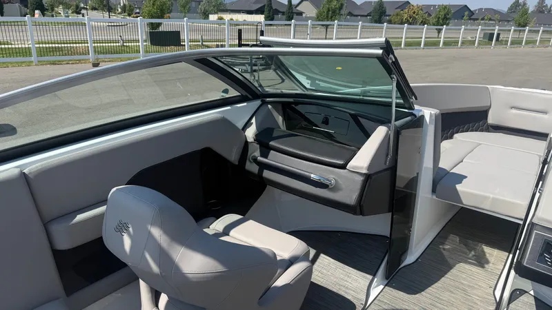 Slide: The Image of Four Winns H4 2023 - 14