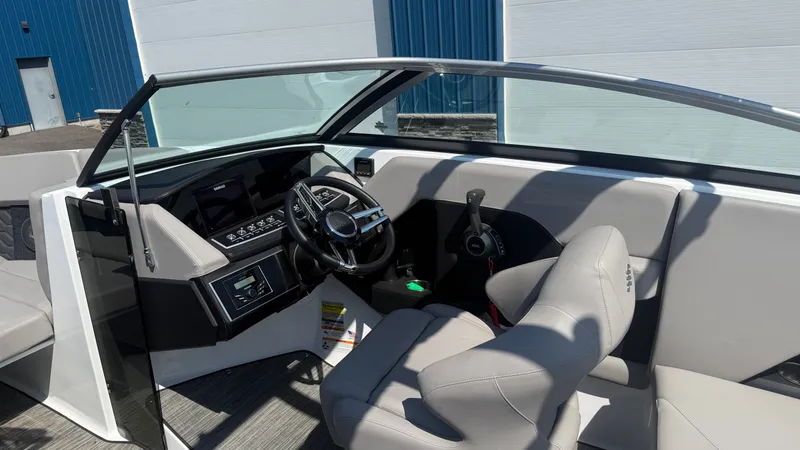 Slide: The Image of Four Winns H4 2023 - 15