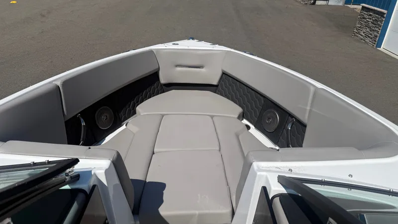 Slide: The Image of Four Winns H4 2023 - 16