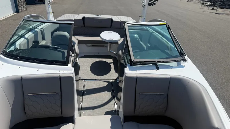 Slide: The Image of Four Winns H4 2023 - 17