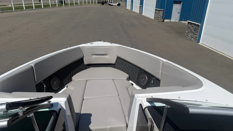 Slide: The Image of Four Winns H4 2023 - 18