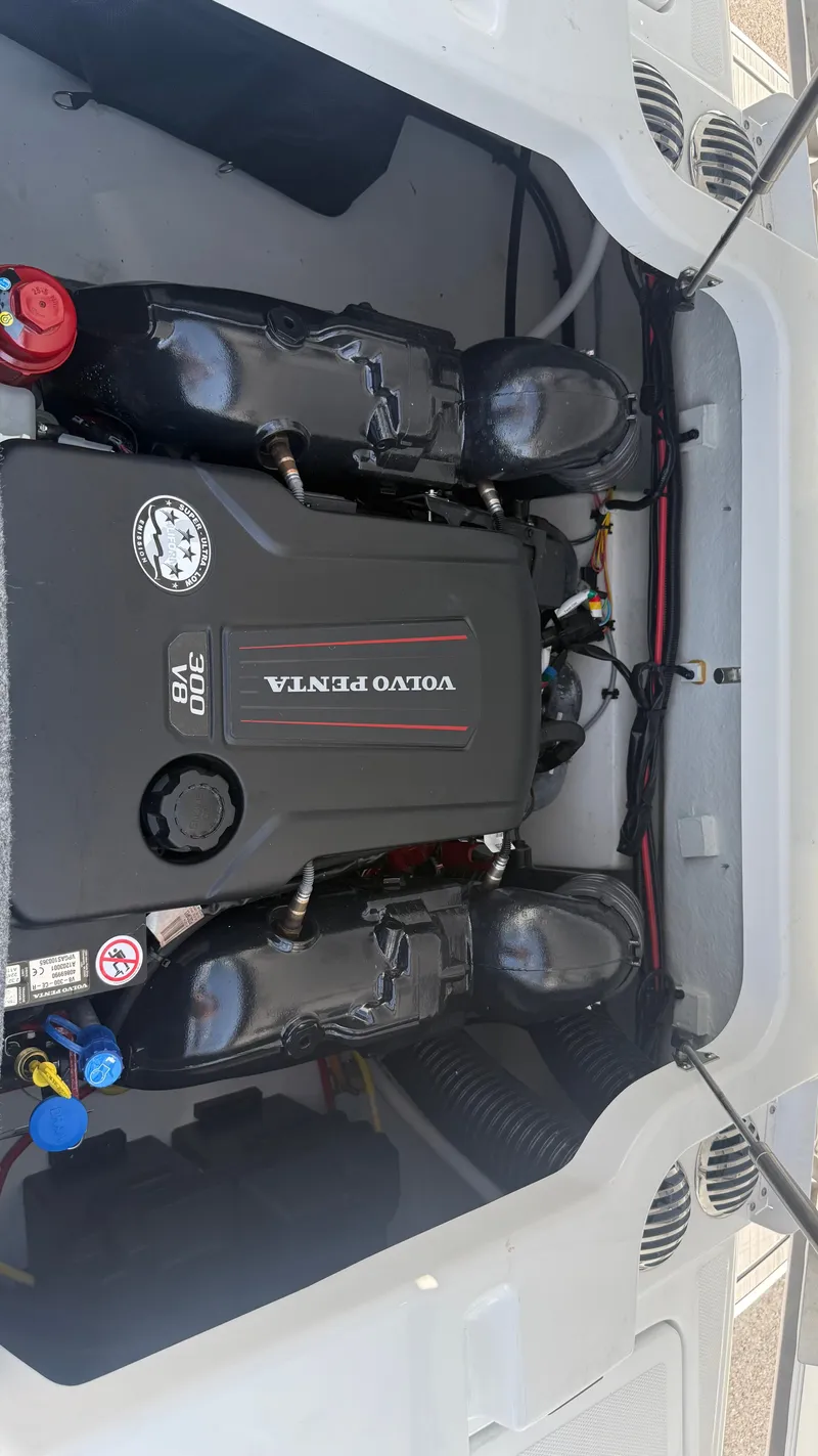 Slide: The Image of Four Winns H4 2023 - 22