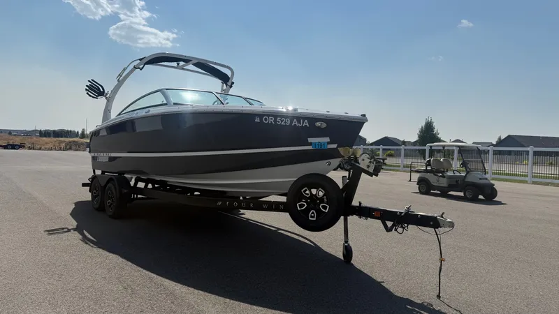 Slide: The Image of Four Winns H4 2023 - 4