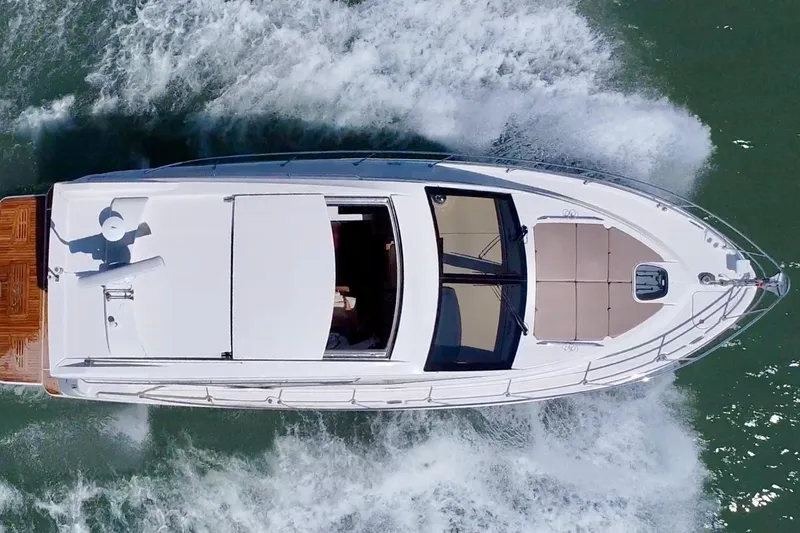 Slide: The Image of Top view of a 2017 Sea Ray Sundancer 400 yacht cruising on water. - 7
