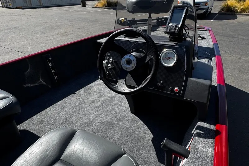 Slide: The Image of Tracker Bass Tracker Classic XL 2026 - 2