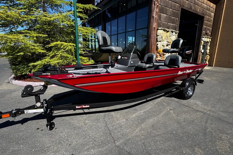 Slide: The Image of Tracker Bass Tracker Classic XL 2026 - 3