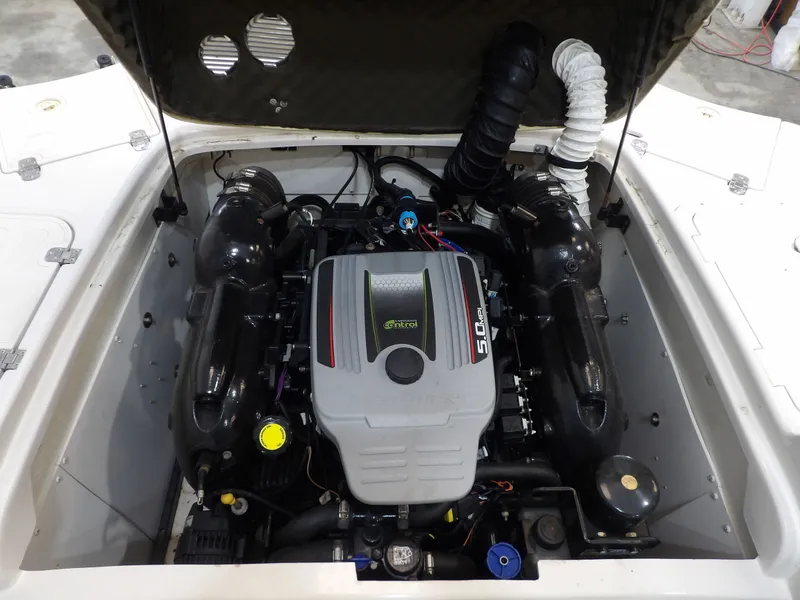 Slide: The Image of Tahoe 215XI 2015 - 26