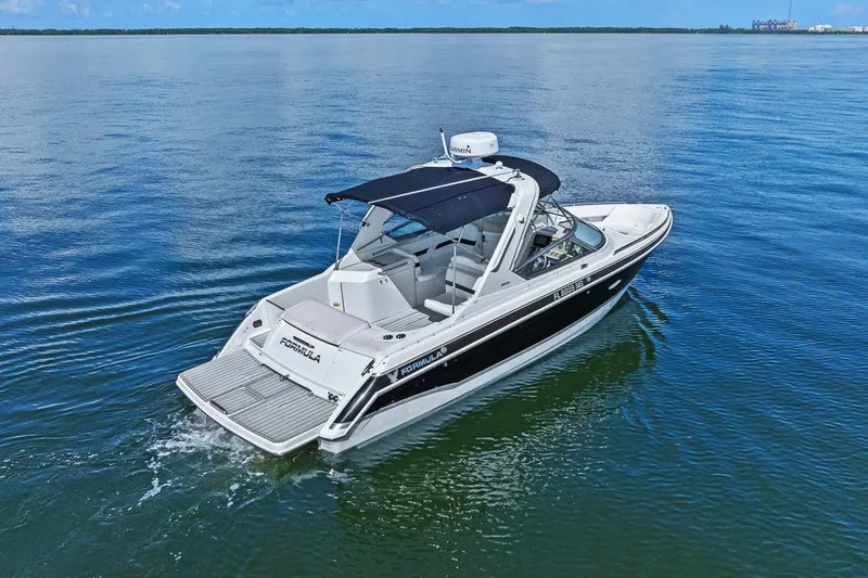 Slide: The Image of 2007 Formula 280 Bowrider boat cruising on calm blue waters. - 19