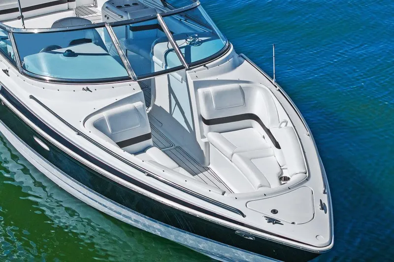 Slide: The Image of 2007 Formula 280 Bowrider boat with sleek design on clear blue water. - 3