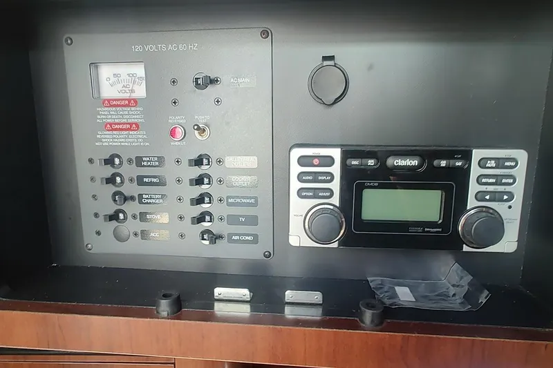 Slide: The Image of Control panel and stereo system in 2015 Chaparral 270 Signature boat. - 28