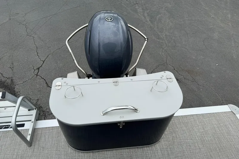 Slide: The Image of 2024 Avalon VENTURE 85 QUAD LOUNGER boat engine and rear deck view. - 15