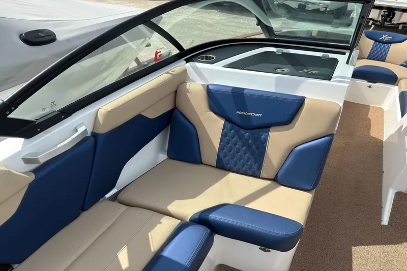 Slide: The Image of MasterCraft XT23 2022 - 22