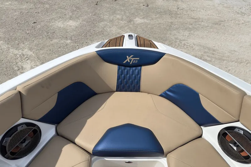 Slide: The Image of MasterCraft XT23 2022 - 37