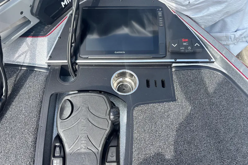 Slide: The Image of 2025 Ranger Z520R boat console with Garmin display and Minn Kota foot pedal. - 4