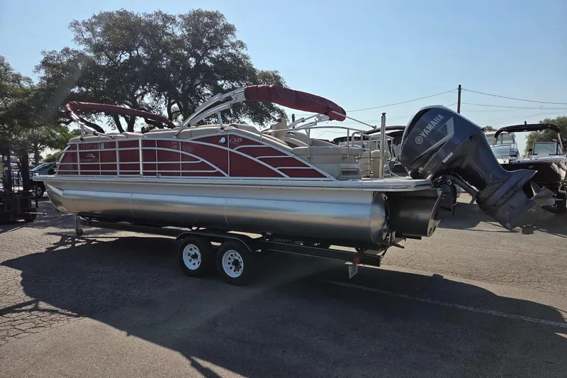 Slide: The Image of 2019 Bennington Q 25 QCW pontoon boat with Yamaha outboard engine on trailer. - 3