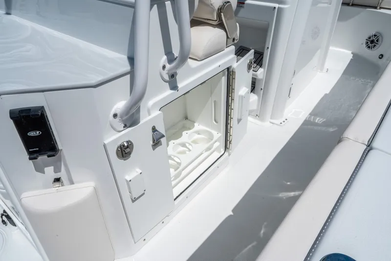 Slide: The Image of Sea Hunt Ultra 265 SE 2026 - 17