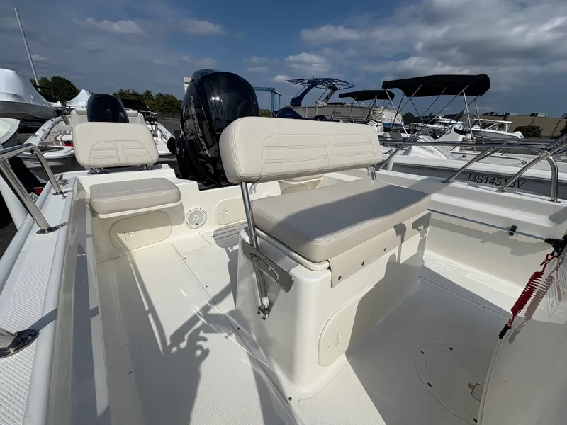Slide: The Image of Boston Whaler 170 MONTAUK 2025 - 3