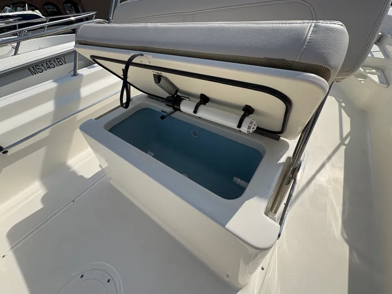 Slide: The Image of Boston Whaler 170 MONTAUK 2025 - 4