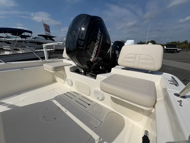 Slide: The Image of Boston Whaler 170 MONTAUK 2025 - 5