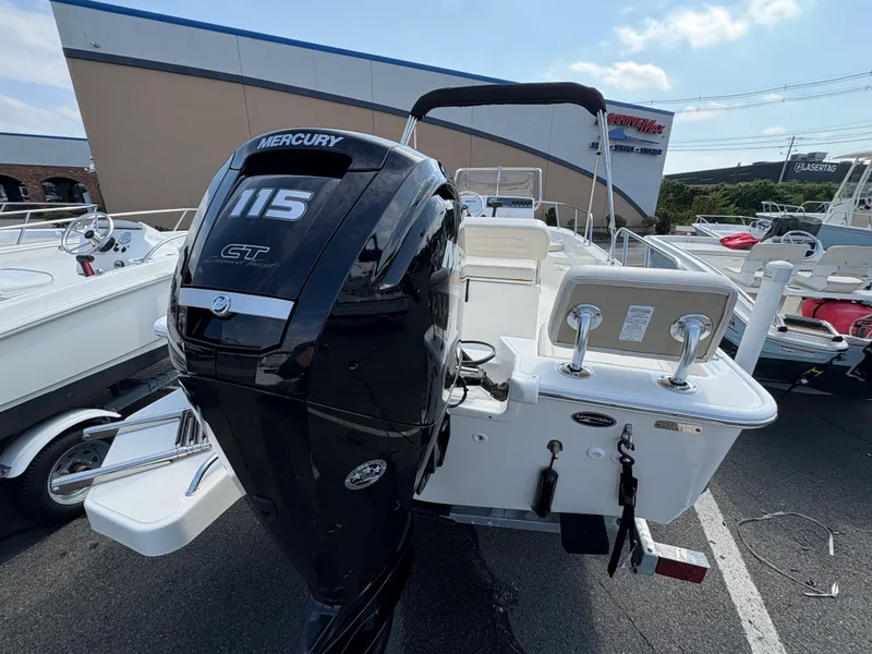 Slide: The Image of Boston Whaler 170 MONTAUK 2025 - 6