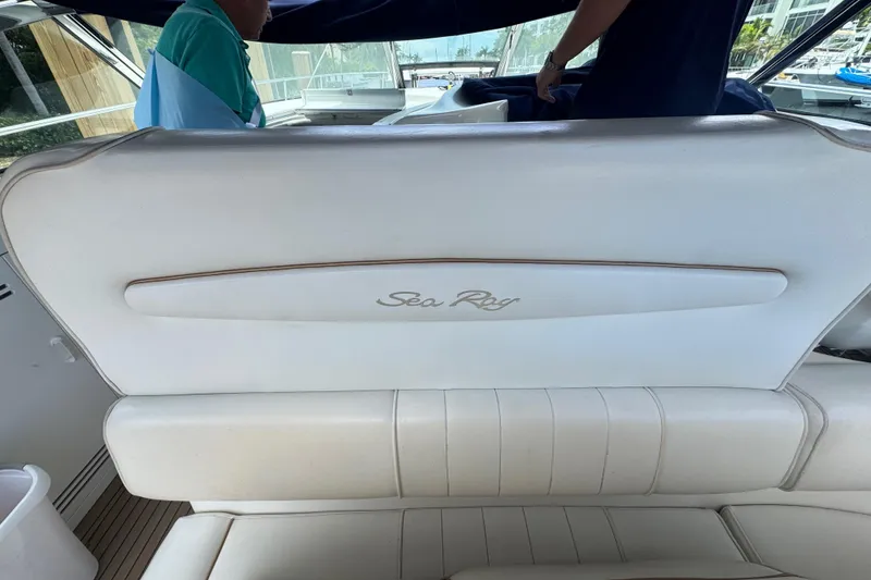 Slide: The Image of White leather seating on a 1997 Sea Ray 400 Sundancer yacht. - 66