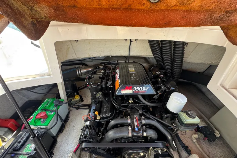 Slide: The Image of Engine compartment of a 2001 Chaparral 230 SSi with M350 MAG MPI engine. - 18