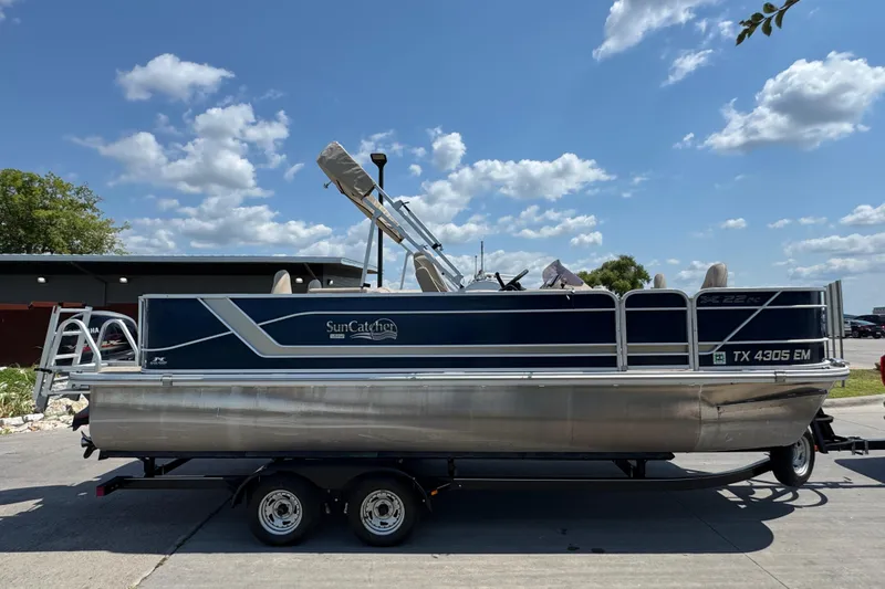 Slide: The Image of 2019 G3 X22FC SunCatcher pontoon boat on trailer under a blue sky. - 8