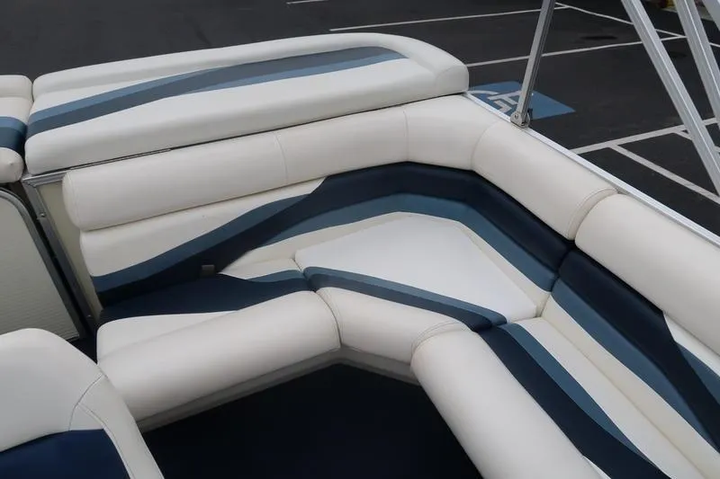 Slide: The Image of White and blue seating on a 2002 Lowe Trinadad 200 boat. - 17