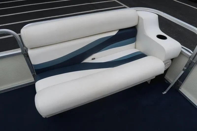 Slide: The Image of White and blue boat seating on a 2002 Lowe Trinadad 200. - 20