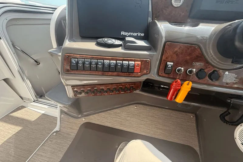 Slide: The Image of Rinker 360 Express Cruiser 2015 - 39