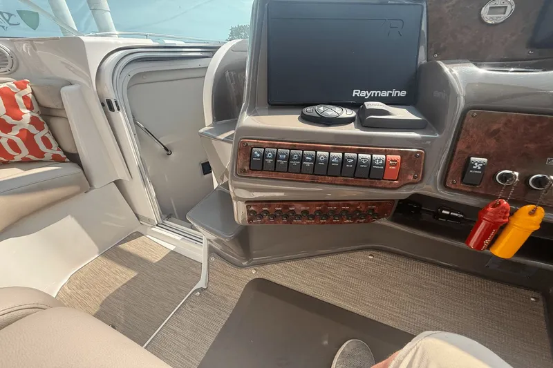 Slide: The Image of Rinker 360 Express Cruiser 2015 - 40