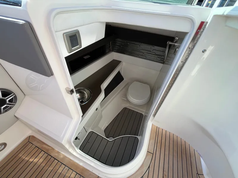 Slide: The Image of Sea Ray SLX 310 Outboard 2026 - 47